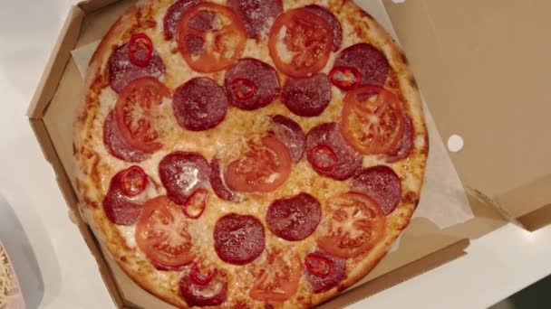 Крупным Планом Свежей Ароматной Пиццы Салями Помидорами Коробке Доставки Ресторан — стоковое видео