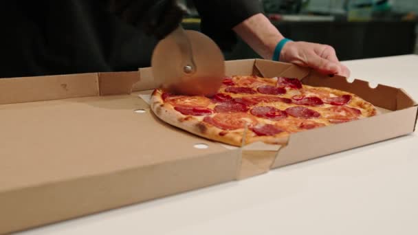 Шеф Пиццы Крупным Планом Режет Пиццу Лежащую Коробке Ножом Пиццы — стоковое видео