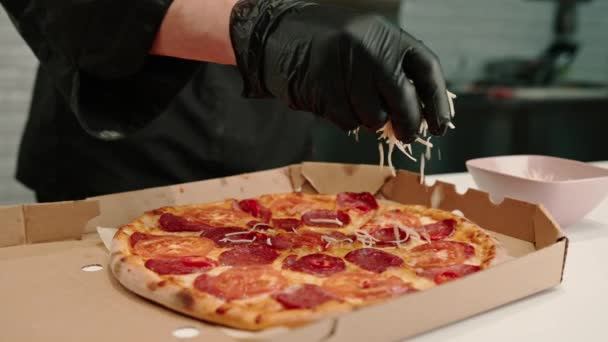 Крупним Планом Чоловіча Піца Шеф Кухар Збризкає Сир Моцарелла Піці — стокове відео