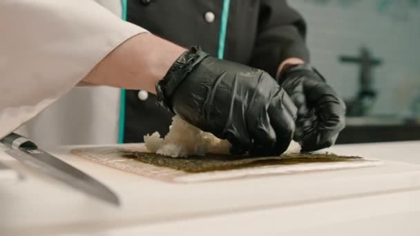 Detailní Záběr Sushi Šéfkuchař Černých Rukavicích Příprava Sushi Pomocí Rýže — Stock video