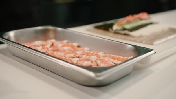 Close Ingredientes Sushi Deitado Bandejas Metal Profissionais Camarão Cozinha Restaurante — Vídeo de Stock