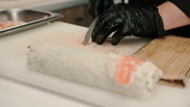 Gros Plan Fabricant Sushis Gants Noirs Coupant Filet Crevettes Avec — Video