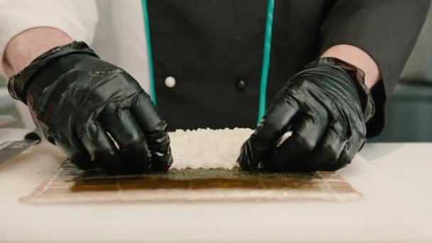 Zbliżenie Szefa Kuchni Sushi Czarnych Rękawiczkach Przygotowujących Sushi Przy Użyciu — Wideo stockowe