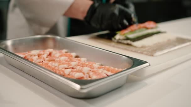 寿司餐厅厨房专业金属盘虾仁寿司配料特写 — 图库视频影像