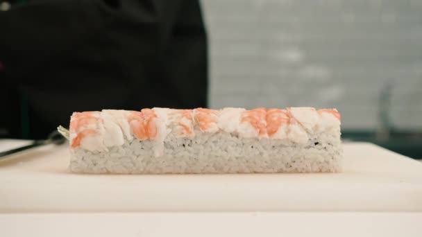 Detailní Záběr Kalifornskou Rolku Sýrem Okurkového Lososa Krevetami Bílé Kuchyňské — Stock video