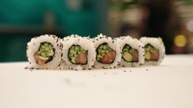 Somon ve salatalık restoranının mutfağıyla susamlı lezzetli rulo.