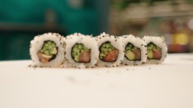 Somon ve salatalık restoranının mutfağıyla susamlı lezzetli rulo.