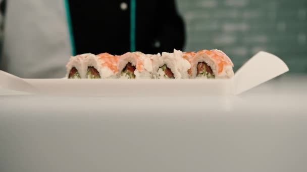 Szef Kuchni Sushi Wkłada Kalifornijską Rolkę Pudełka Sushi Zamówienie Dostawy — Wideo stockowe