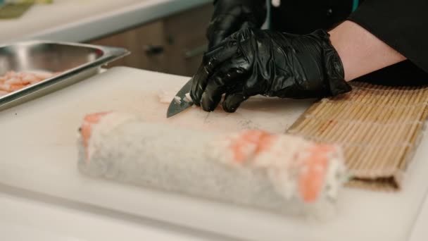 Primer Plano Fabricante Sushi Con Guantes Negros Cortando Filete Camarones — Vídeos de Stock