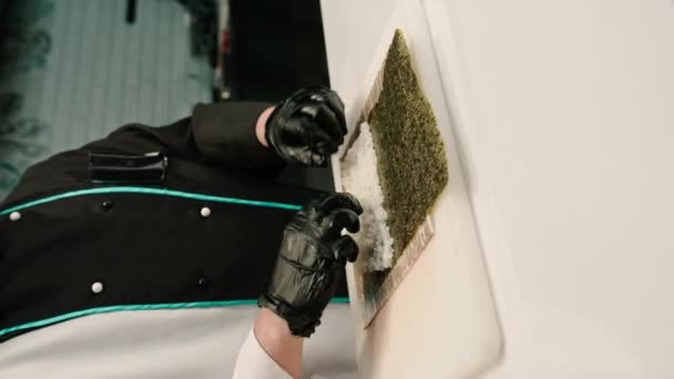 Siyah Eldivenli Suşi Şefinin Norveç Pirinç Çarşaflarını Kullanarak Pilav Balık — Stok video