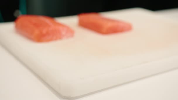 Primo Piano Filetto Salmone Adagiato Tavolo Cucina Bianco Nella Cucina — Video Stock