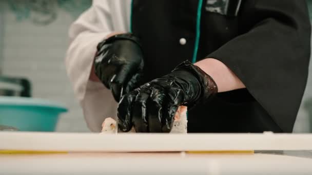 Nahaufnahme Eines Sushi Mannes Schwarzen Handschuhen Der Einer Professionellen Küche — Stockvideo