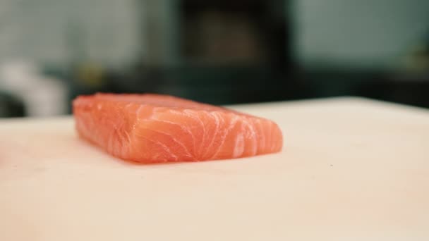 Zbliżenie Filetu Łososia Leżącego Białej Tablicy Kuchennej Kuchni Restauracji Sushi — Wideo stockowe