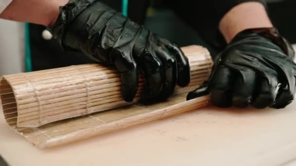 Zbliżenie Sushi Maker Czarnych Rękawiczkach Cięcia Filet Krewetki Nożem Podczas — Wideo stockowe