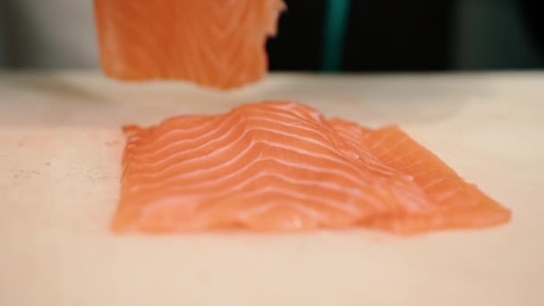 Close Kucharz Sushi Wprowadzenie Kawałków Łososia Filet Desce Krojenia Podczas — Wideo stockowe