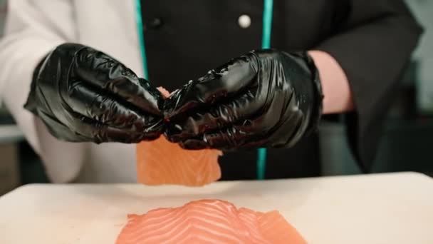 Close Van Sushi Chef Kok Zet Stukjes Zalm Filet Snijplank — Stockvideo