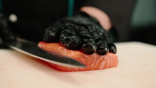 Close Van Een Sushi Chef Kok Die Een Zalmfilet Snijdt — Stockvideo