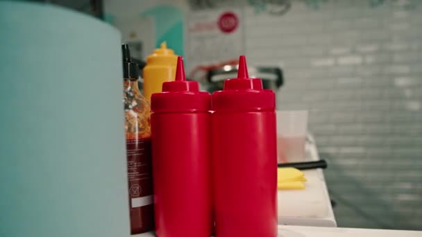 Suşi Restoranındaki Beyaz Mutfak Masasında Siyah Plastik Bir Kutuda Tobiko — Stok video