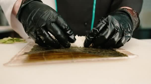 Siyah Eldivenli Bir Suşi Şefinin Yakın Plan Çekimi Suşi Hazırlamak — Stok video