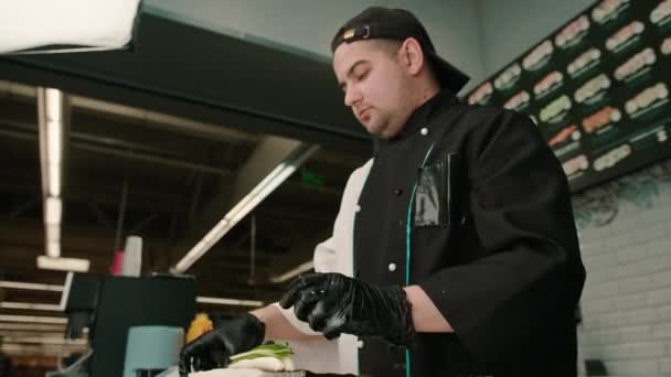 테이블에 아보카도를 스시를 장갑에 요리사의 클로즈업 — 비디오