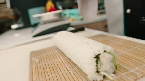Primer Plano Chef Sushi Envolviendo Rollo Filipina Salmón Usando Una — Vídeo de stock
