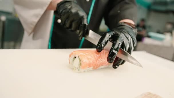 Primer Plano Del Chef Sushi Cortando Rollo Salmón Fresco Con — Vídeo de stock