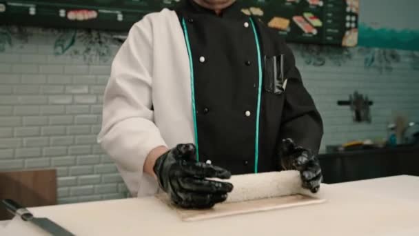 Sushi Chef Kok Bereidt Een Heerlijke Garnalen Roll Met Zalm — Stockvideo