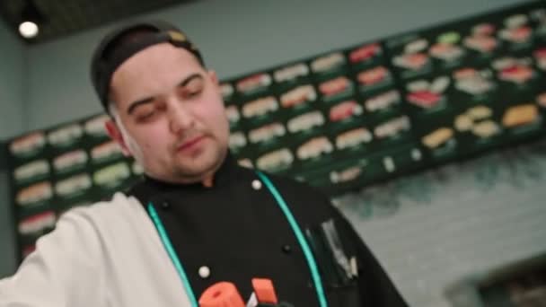 Close Van Sushi Chef Kok Met Gasbrander Hand Bakken Zalmbroodjes — Stockvideo