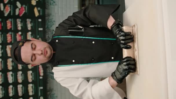 Vidéo Verticale Chef Sushi Prépare Délicieux Rouleau Crevettes Avec Saumon — Video