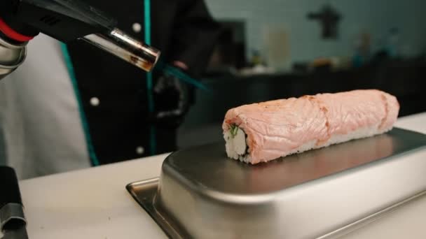 Zbliżenie Szefa Kuchni Sushi Palnikiem Gazowym Ręku Smażenie Bułek Łososiem — Wideo stockowe
