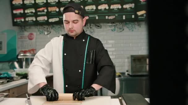 Sushi Szef Kuchni Przygotowuje Ser Śmietankowy Łososiem Ogórkiem Białej Tablicy — Wideo stockowe
