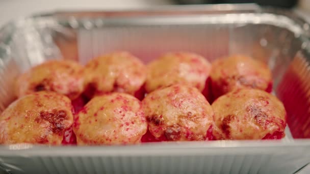 Gros Plan Chef Sushi Décorant Rouleau Thon Fromage Aux Crevettes — Video