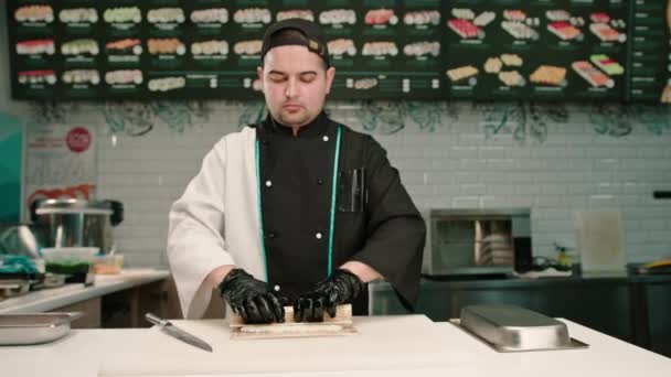 Sushi Chef Kok Bereidt Roomkaas Met Zalm Komkommer Witte Keukenbord — Stockvideo
