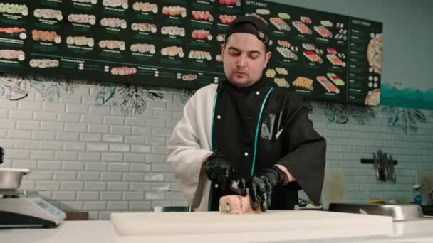 Sushi Chef Kok Snijdt Een Heerlijke Roll Met Gebakken Zalm — Stockvideo