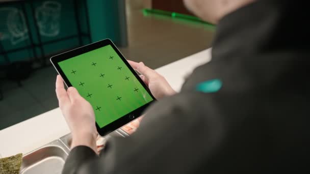 Detailní Záběr Zpoza Sushi Šéfkuchaře Drží Tablet Zelenou Obrazovkou Otevřenou — Stock video
