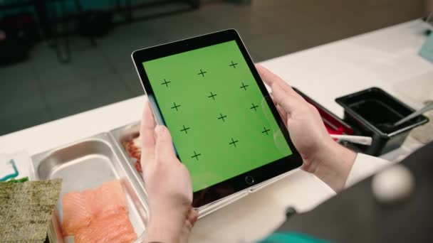 Közelkép Hátulról Sushi Séf Kezében Egy Tabletta Zöld Képernyő Nyitva — Stock videók
