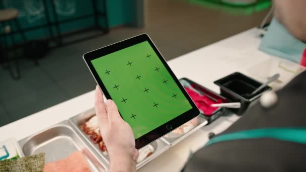 Suşi Şefinin Arkasından Yaklaş Elinde Yeşil Ekranlı Bir Tablet Var — Stok video