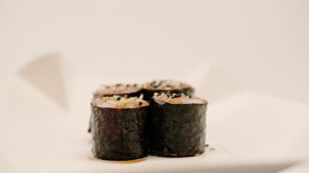 寿司送货箱白色背景中用鳄梨和酱油调味乳酪卷的特写 — 图库视频影像