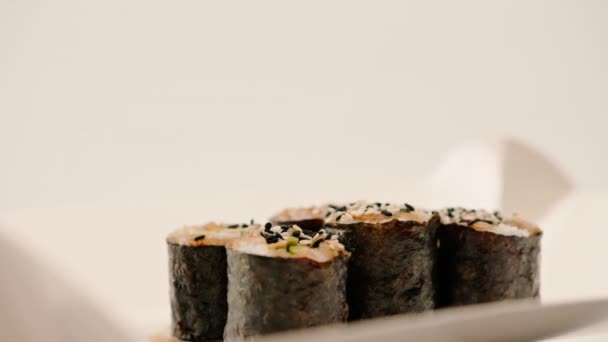 Detailní Záběr Maki Role Avokádem Sójovou Omáčkou Sushi Dodávací Box — Stock video