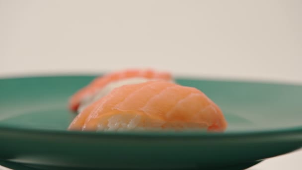 Close Três Nigiri Sushi Com Salmão Enguia Camarão Deitado Belo — Vídeo de Stock