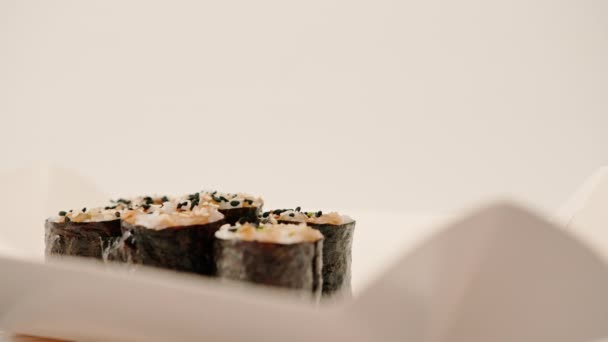 Close Maki Roll Com Abacate Com Molho Soja Sushi Caixa — Vídeo de Stock