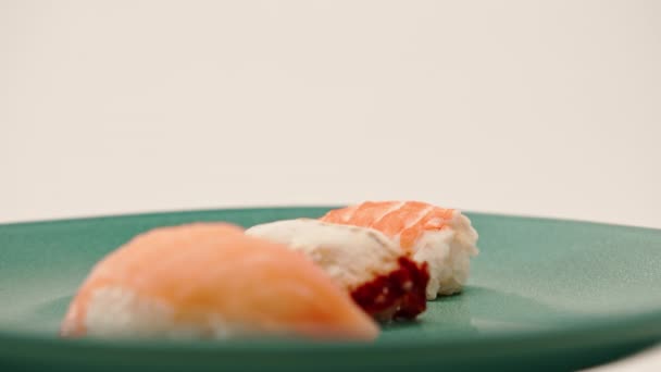 Detailní Záběr Tři Nigiri Sushi Lososem Krevetami Ležící Modrém Krásném — Stock video