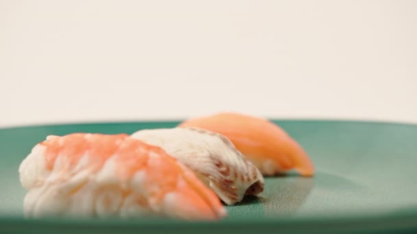 Nahaufnahme Von Drei Nigiri Sushi Mit Aallachs Und Garnelen Die — Stockvideo