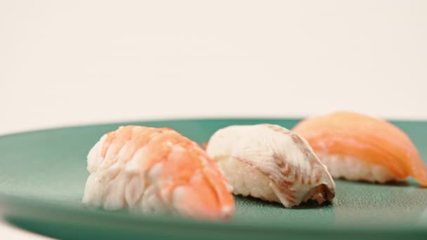 Close Van Drie Nigiri Sushi Met Paling Zalm Garnalen Liggend — Stockvideo