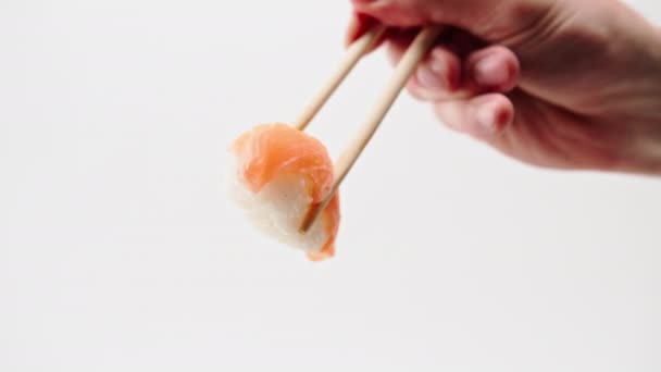 Detailní Záběr Mužské Ruky Hůlkami Drží Krevety Sushi Nigiri Vzduchu — Stock video
