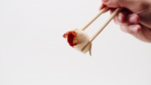 Close Mâinii Unui Bărbat Bețișoare Ținând Sushi Aer Fundal Alb — Videoclip de stoc