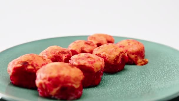 美しいブループレートに焼きエビとウナギのロールのクローズアップ寿司とアジア料理を愛するコンセプト — ストック動画