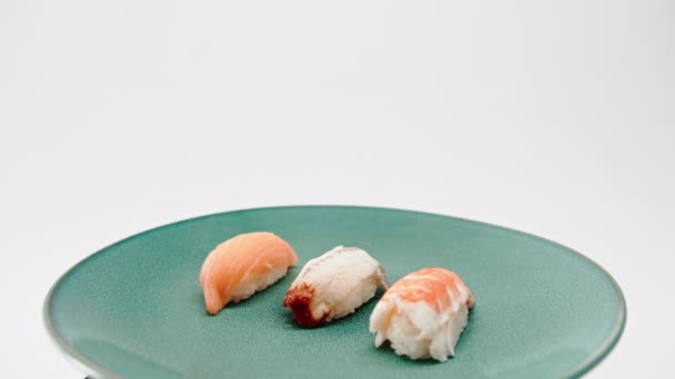 Detailní Záběr Mužské Ruky Pomocí Hůlek Aby Jeden Krevety Sushi — Stock video