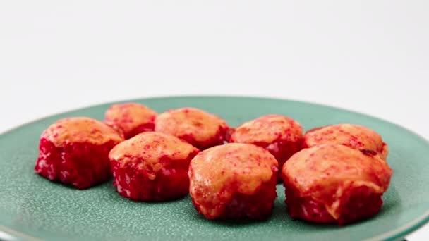 美しいブループレートに焼きエビとウナギのロールのクローズアップ寿司とアジア料理を愛するコンセプト — ストック動画