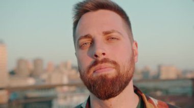 Genç sakallı, duygusal ve ciddi bir adamın kamera görüntüsü.